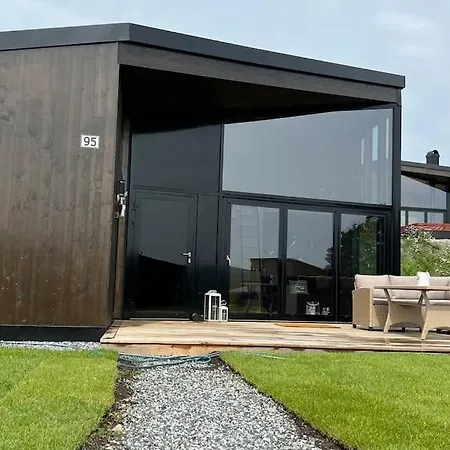 Attraktiv & Smart Funkishytte Pa Nes Strandhager. Holiday home *